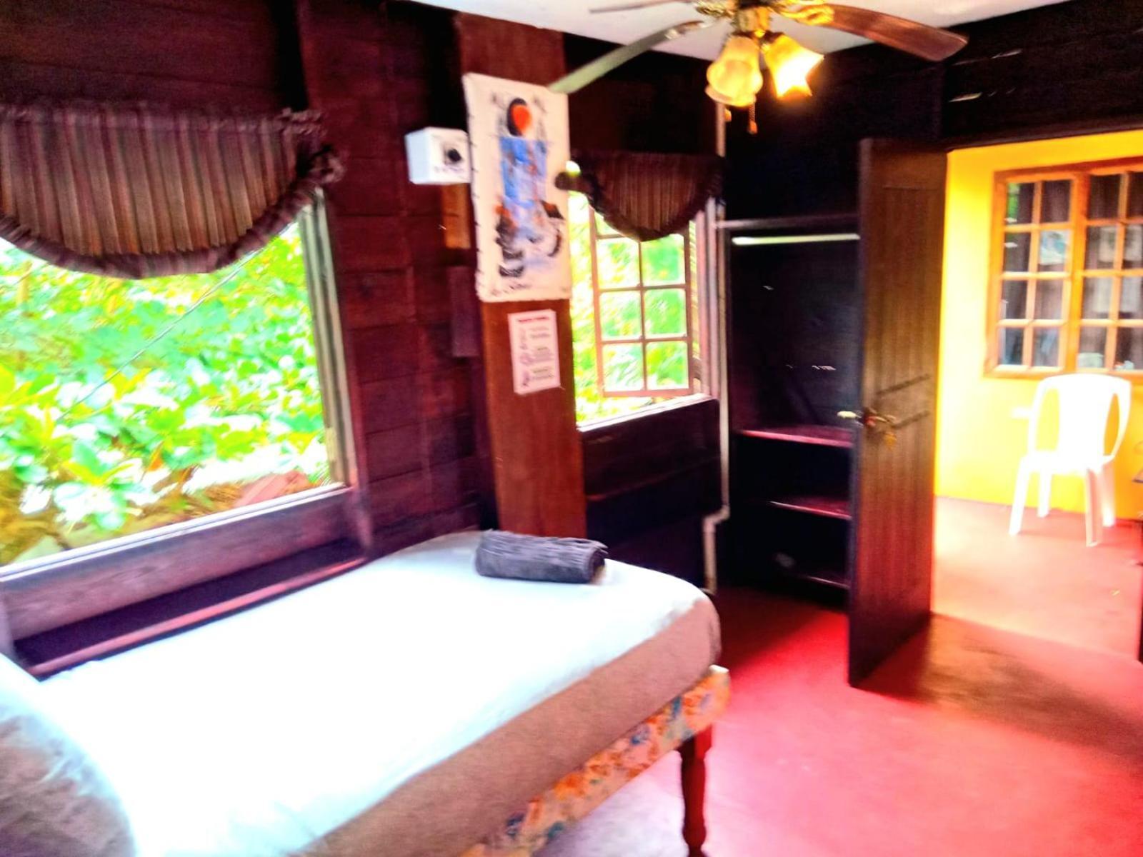 La Familia Guest House And Natural Farm 포트안토니오 외부 사진