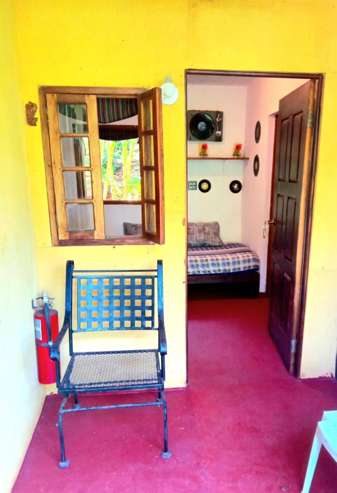 La Familia Guest House And Natural Farm 포트안토니오 외부 사진