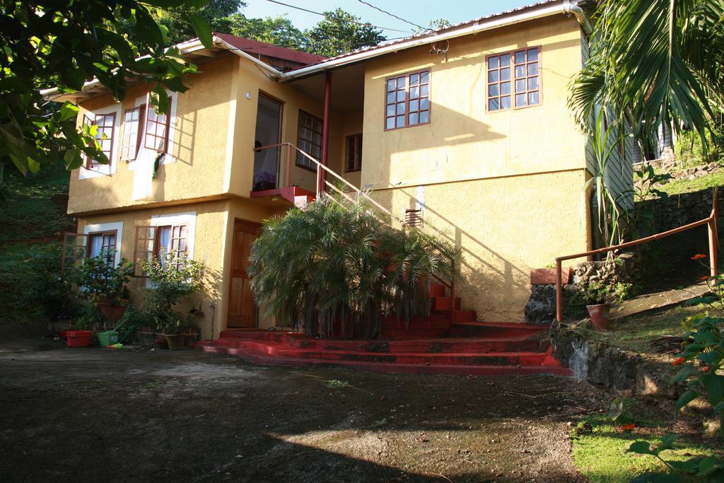 La Familia Guest House And Natural Farm 포트안토니오 외부 사진
