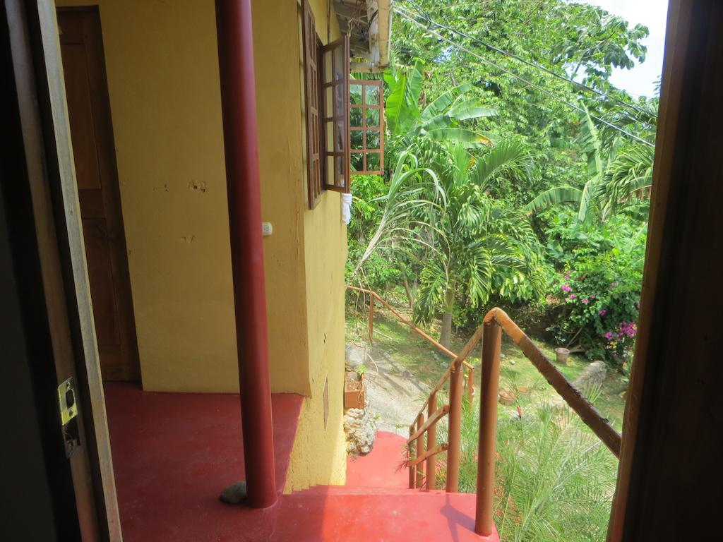 La Familia Guest House And Natural Farm 포트안토니오 외부 사진