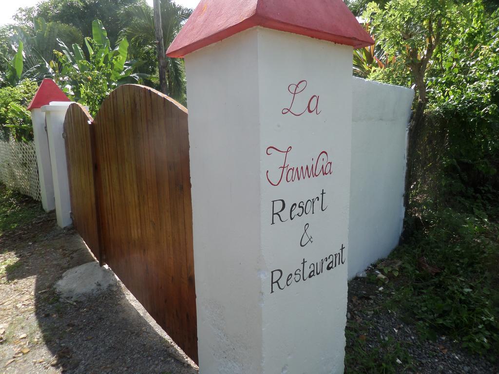 La Familia Guest House And Natural Farm 포트안토니오 외부 사진